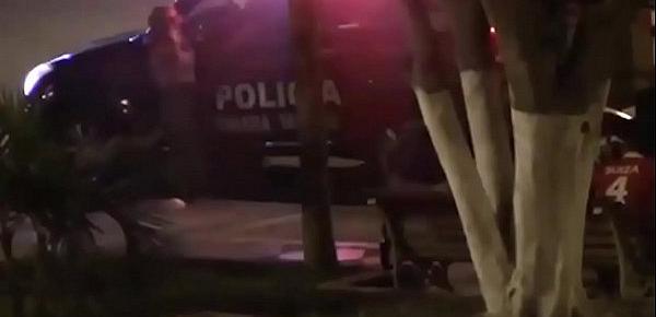  POLICIA PERUANO CON CAMIONETA DE LA 105 MANOSEA A VENEZOLANA DE NOCHE